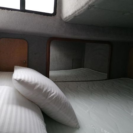 Sejour Insolite Sur Un Yacht. Bateau Hotel A Quai. La Rochelle  Bagian luar foto