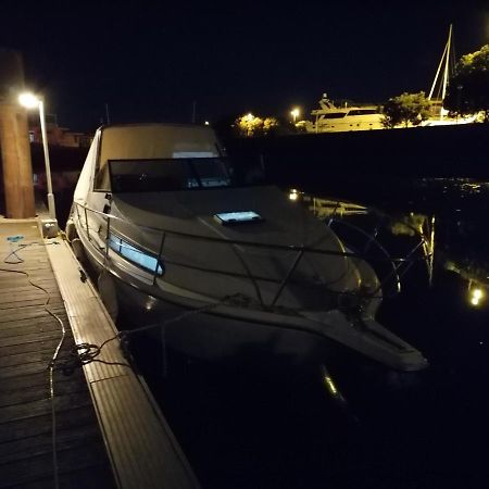 Sejour Insolite Sur Un Yacht. Bateau Hotel A Quai. La Rochelle  Bagian luar foto