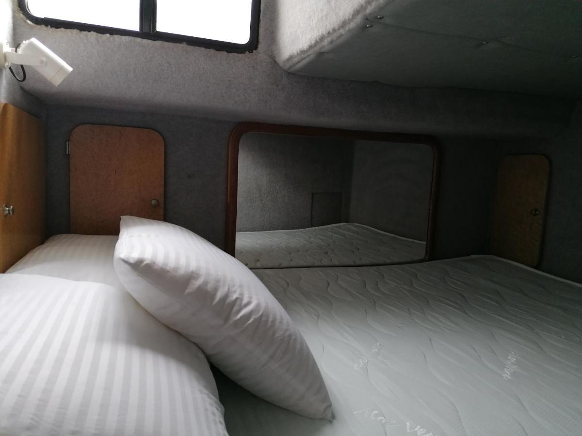 Sejour Insolite Sur Un Yacht. Bateau Hotel A Quai. La Rochelle  Bagian luar foto
