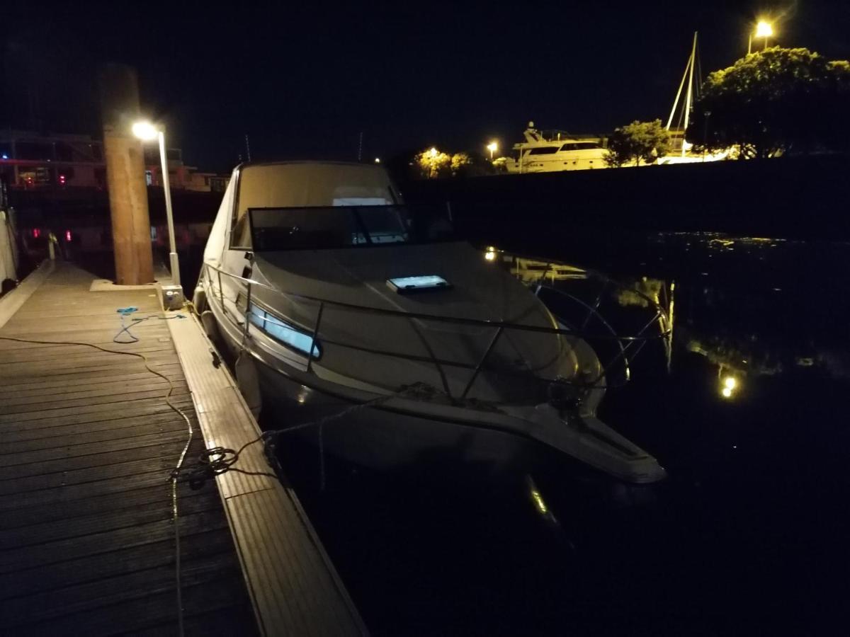 Sejour Insolite Sur Un Yacht. Bateau Hotel A Quai. La Rochelle  Bagian luar foto