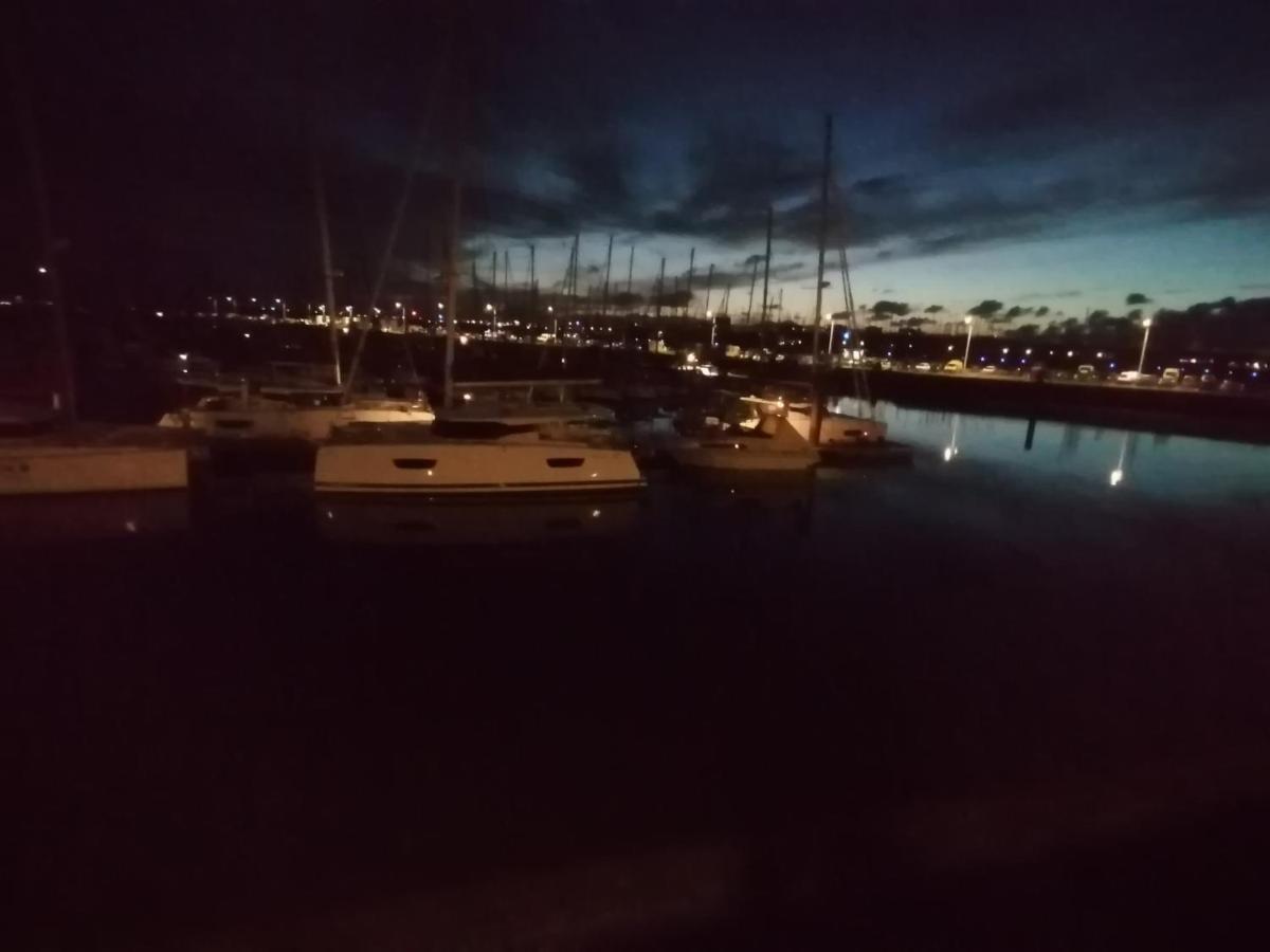 Sejour Insolite Sur Un Yacht. Bateau Hotel A Quai. La Rochelle  Bagian luar foto